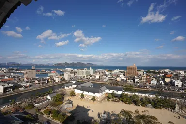 愛媛の今治城の天守からの街並み