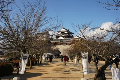 愛媛の松山城の天守と石垣