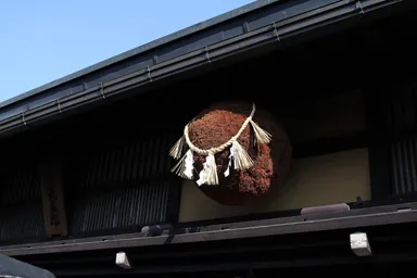 岐阜の飛騨高山の酒蔵と杉玉