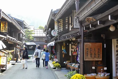 岐阜の飛騨高山の古民家が並ぶ細い路地