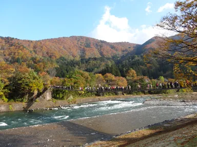 岐阜の白川郷のであい橋のつり橋と紅葉の山