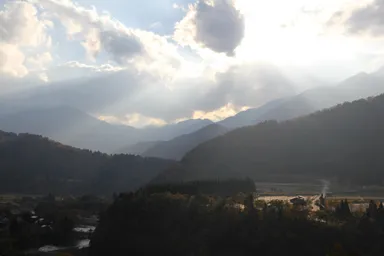 岐阜の白川郷の夕暮れと山の影
