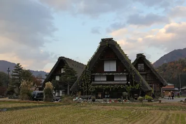 雪深い白川郷の合掌造り集落を望む景色。