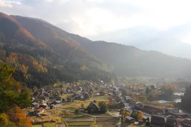 夕暮れの城山天守閣展望台からの白川郷と紅葉の山
