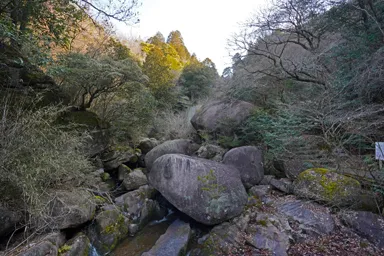 岐阜の鬼岩公園の巨大な岩と遊歩道