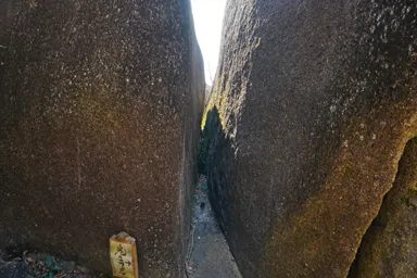 岐阜の鬼岩公園のきれいに割れた岩