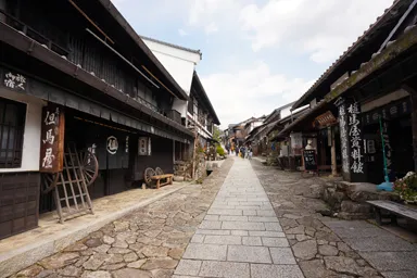 岐阜の馬籠宿の石畳と古い町並み