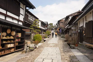 岐阜の馬籠宿の坂道に並ぶお土産屋さん