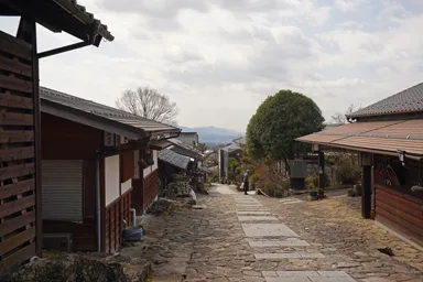 岐阜の馬籠宿の古い町並みと山の景色