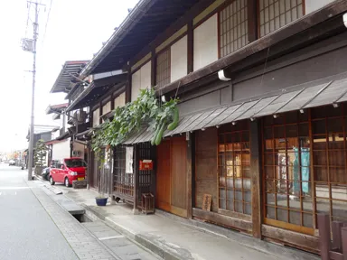 岐阜の飛騨古川の古い建物と軒のへちま