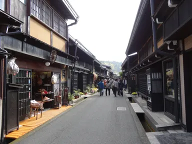 岐阜の飛騨高山の古民家と土産店