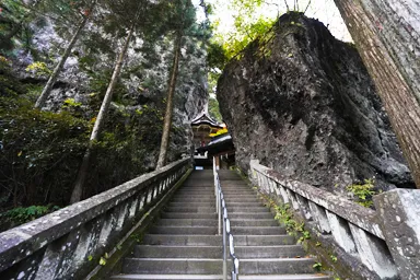 群馬の榛名神社の階段の上にある巨大岩