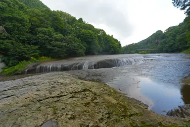 群馬の吹割の滝の水が落ちる様子