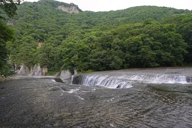 群馬の吹割の滝のナイアガラのような割れ目