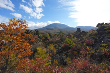 群馬の紅葉の鬼押出し園と浅間山