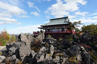 鬼押出し園の溶岩地帯の中にある浅間山観音堂