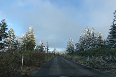 群馬の日本国道最高地点の秋の始まったばかりの雪道