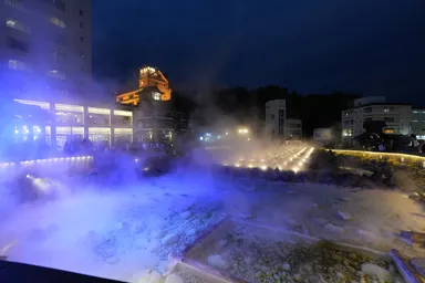 群馬の草津温泉で湯畑の夜のライトアップ