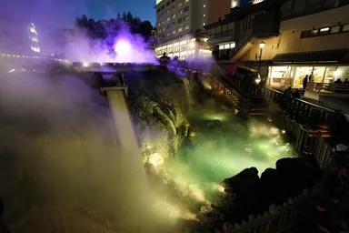 群馬の草津温泉にある夜の湯畑の滝