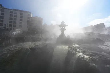 草津温泉の湯畑の蒸気で太陽がにじむ様子