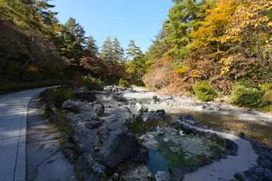 群馬の草津温泉の紅葉の西の河原