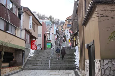 群馬の伊香保温泉の宿や商店が並ぶ階段
