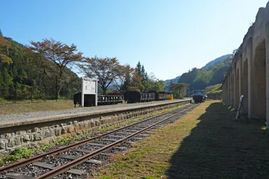 群馬の旧太子駅のホーム跡と貨物車