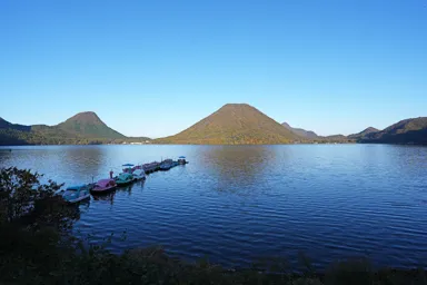 群馬の夕暮れの榛名湖と榛名山