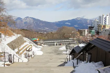 群馬の伊香保温泉の階段から見える雪山