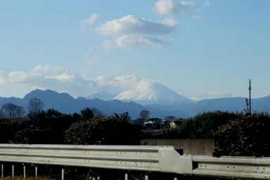 群馬の富士山のような浅間山だけ雪をかぶる