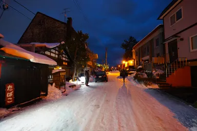 函館元町の冬の雪道の夜
