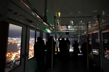 函館山のロープウェイの中から人と夜景