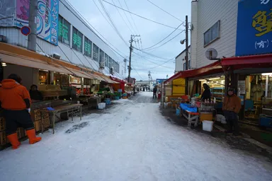函館の朝市と雪道