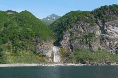 知床の観光船からのカムイワッカの滝と知床硫黄山
