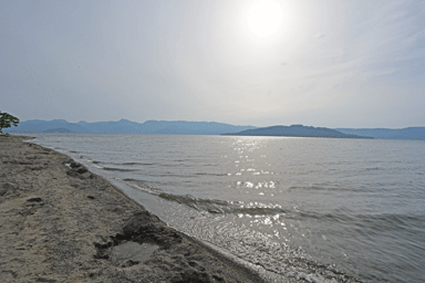 屈斜路湖の砂湯の湖のほとりに掘って温泉がたまった様子