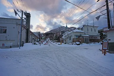 函館元町の雪が積もった坂のある街並み