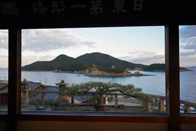 広島の鞆の浦の福禅寺對潮楼から眺める弁天島