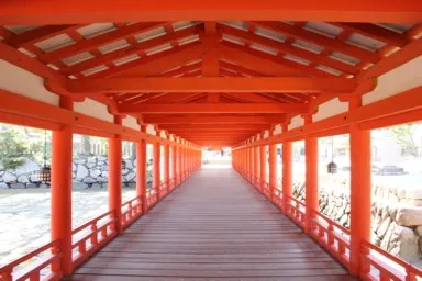 広島の宮島の厳島神社の朱色の通路