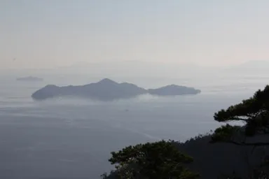 広島の宮島の獅子岩の展望台から眺める松と瀬戸内海の島