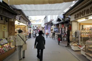 広島の宮島のもみじ饅頭が並ぶ土産通り