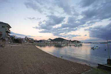広島の夕暮れの鞆の浦の浜辺