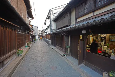 広島の鞆の浦の古い家が並ぶ通り