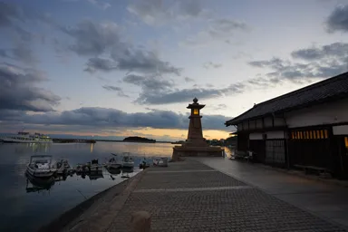 広島の鞆の浦の夕暮れの常夜燈の優しい灯り