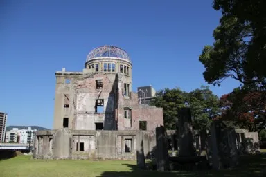 原爆ドームを静かに見つめる印象的な構図。