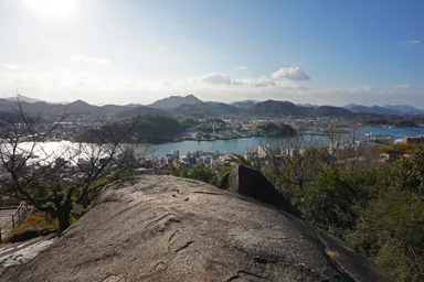 広島の尾道の鼓岩と眼下の尾道水道