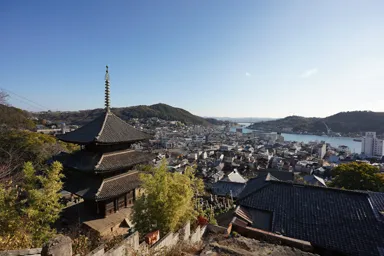 広島の尾道の天寧寺三重塔と街並み