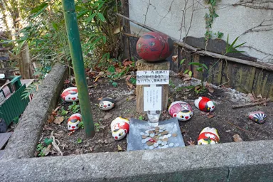 広島の尾道の猫の細道にいる猫の置き物