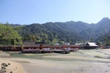 広島の宮島の厳島神社と海