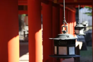 広島の宮島の厳島神社に吊るされるランプ