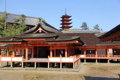 広島の宮島の厳島神社と五重の塔